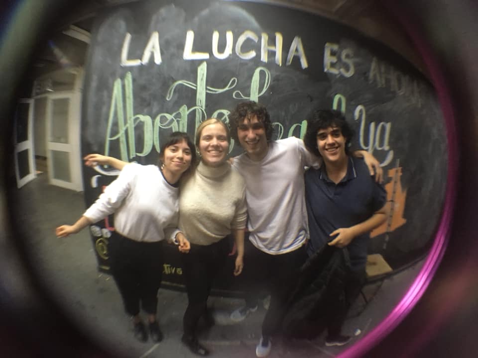 Confesiones de una crisis mental que desembocó en la participación activa en un grupo político juvenil de ultraizquierda y sexys besos de&nbsp;lengua